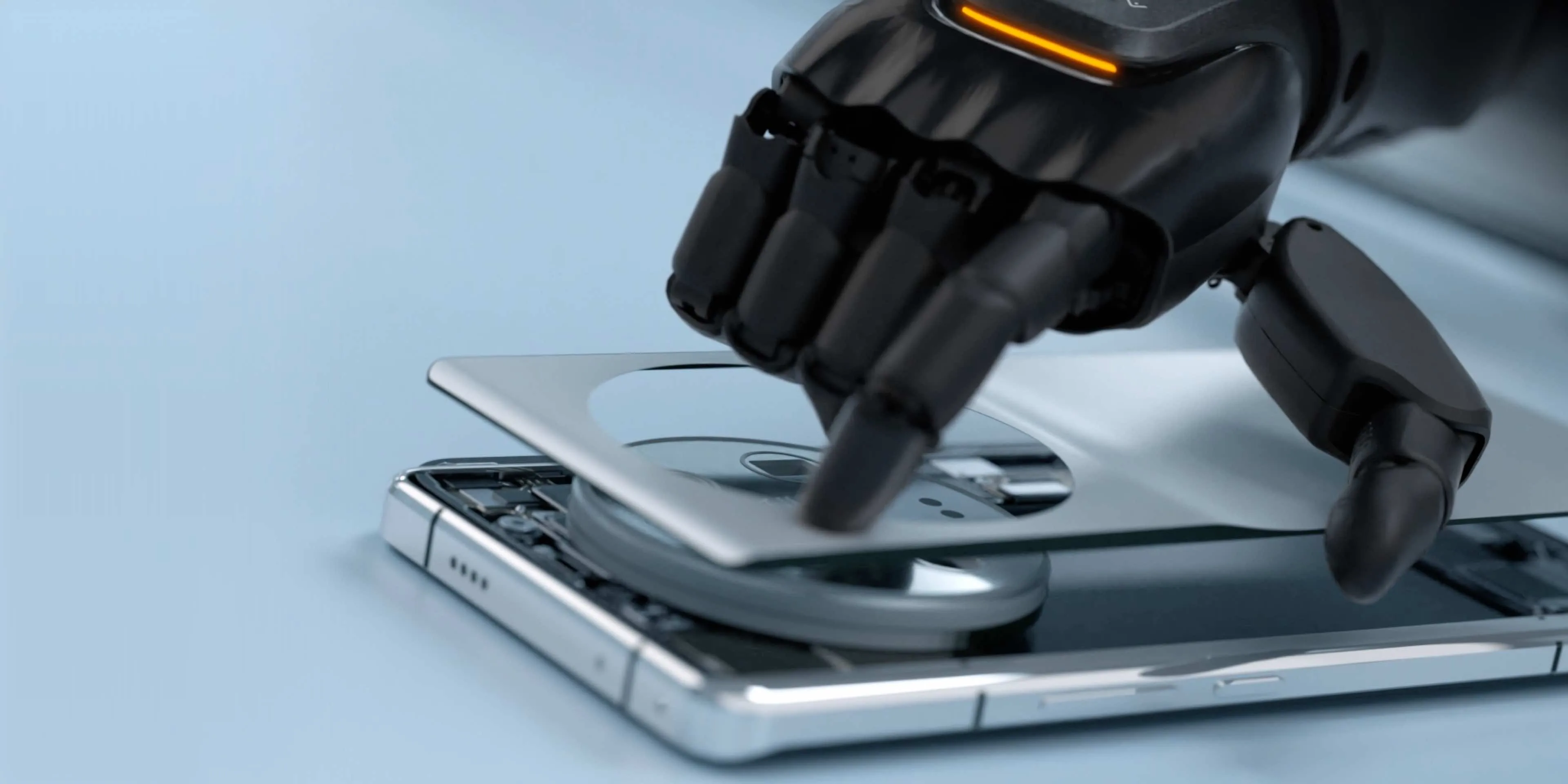 Agibot G2 plaatst een cameramodule tijdens assemblage